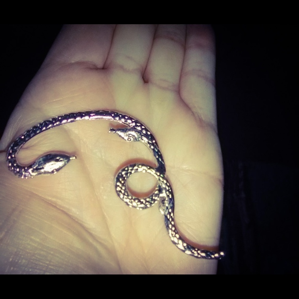 ๐ Gothic Double Snake Silver Ear Cuff - Picture 4 of 7